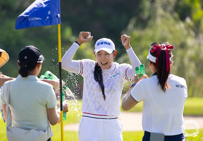 (서울=연합뉴스) 박보겸이 16일 태국 푸껫의 블루캐니언 컨트리클럽(파72·6550야드)에서 열린 KLPGA 투어 블루캐니언 레이디스 챔피언십에서 우승한 뒤 물세례를 받고 있다.