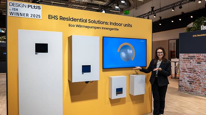 삼성전자가 독일 프랑크푸르트에서 열린 냉난방공조 전시회 'ISH 2025'에서 고효율 냉난방 시스템 히트펌프 '슬림핏 클라이밋허브'를 전시한다./삼성전자 제공