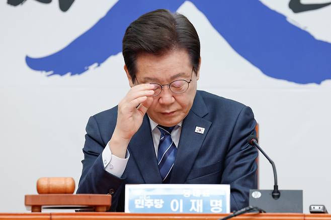 이재명 더불어민주당 대표가 17일 오전 서울 여의도 국회에서 열린 최고위원회의에 참석해 안경을 고쳐쓰고 있다./뉴스1