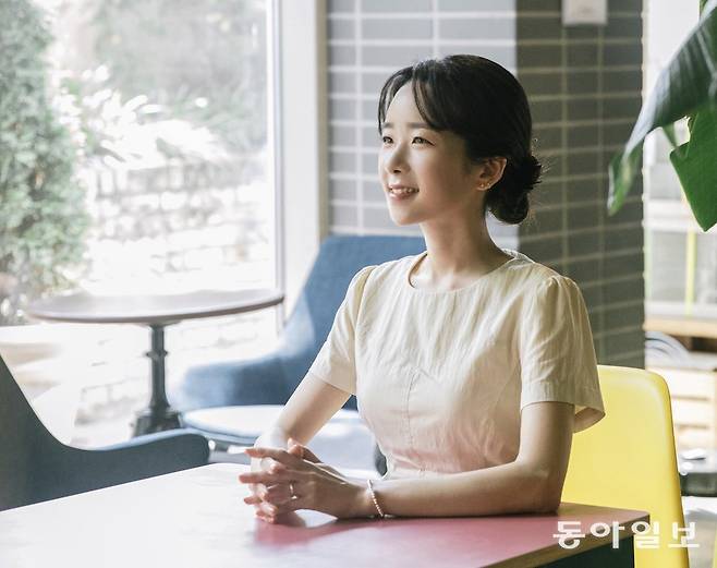 첫 에세이집 ‘우리가 반짝이는 계절’을 펴낸 소설가 장류진은 “내 소설의 백스테이지 같은 느낌이 들 것”이라며 “나를 몰랐던 독자들은 ‘장류진이란 작가의 소설을 한번 읽어볼까?’생각하는 계기가 되면 좋겠다”고 말했다. 신나라 사진작가 제공