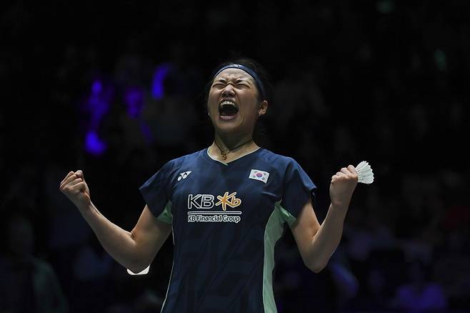 안세영이 17일 영국 버밍엄에서 끝난 세계배드민턴연맹(BWF) 월드투어 전영오픈 여자 단식 결승전에서 왕즈이(중국)을 꺾고 우승을 차지한 뒤 포효하고 있다. 2023년 한국 선수로는 방수현 이후 27년 만에 이 대회 정상에 섰던 안세영은 2년 만에 왕좌를 탈환했다. 버밍엄=AP 뉴시스