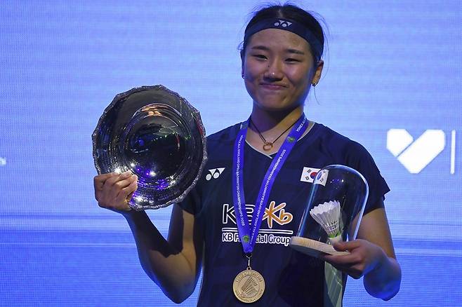 안세영이 17일 영국 버밍엄에서 끝난 세계배드민턴연맹(BWF) 월드투어 전영오픈 여자 단식 결승전에서 왕즈이(중국)을 꺾고 우승을 차지한 뒤 트로피와 함께 카메라 앞에 섰다. 버밍엄=AP 뉴시스