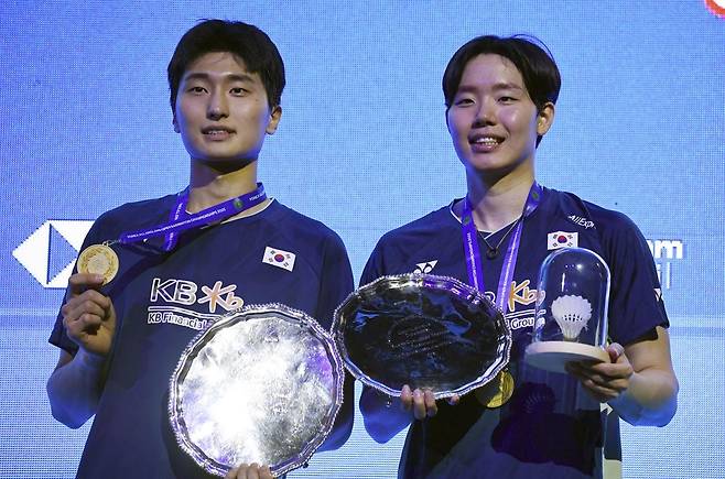한국 남자 복식의 서승재(오른쪽)-김원호도 이날 2012년 이용대-정재성 이후 13년 만에 전영오픈 정상에 오른 뒤 트로피와 함께 웃고 있다. 버밍엄=AP 뉴시스