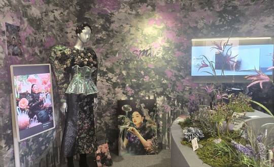 LX하우시스가 서울 북촌 위크앨리에 연 체험형 팝업 전시관 '트렌드십 2025'의 1층 글램 라운지 전경. 우주에서 영감을 받은 디자인 요소와 자연의 곡선미, 몽환적인 뮤럴벽지가 조화를 이루며 럭셔리한 휴식 경험을 보여주고 있다.