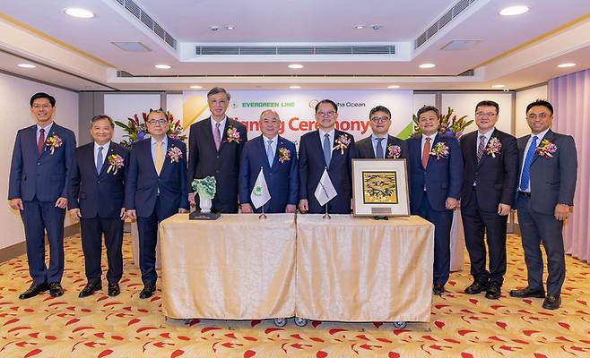 대만 현지에서 김희철 한화오션 대표이사(오른쪽에서 다섯번째)와 장옌이 에버그린 회장(오른쪽에서 여섯번째)을 비롯한 양사 관계자들이 계약식을 마친 뒤 기념촬영을 하고 있다. 한화오션