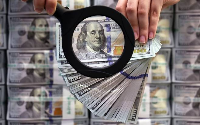 서울 중구 하나은행 위·변조 대응센터에 달러가 놓여있다. 연합뉴스 제공