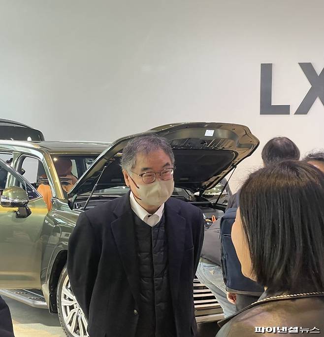 콘야마 마나부 한국토요타자동차 대표이사 사장이 17일 서울 성동구 앤더슨씨 성수에서 기자들과 질의응답하고 있다. 사진=권준호 기자