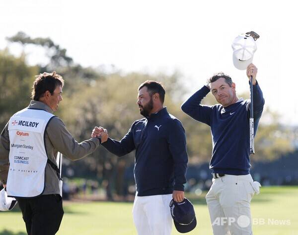 2025년 미국프로골프(PGA) 투어 플레이어스 챔피언십 연장전 끝에 우승을 차지한 로리 맥길로이, 준우승한 J.J. 스펀이 경기를 끝낸 직후 모습이다. 사진제공=ⓒAFPBBNews = News1