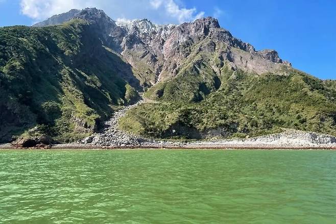 일본 남쪽 사쓰난제도 주변 바다의 녹색 바다. 철분 함량이 높아 녹색을 띤다. 지구는 수십억년 동안 녹색 행성이었다는 연구 결과가 나왔다. 나고야대 제공