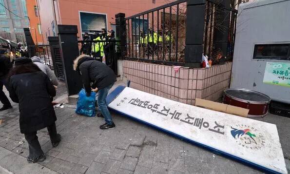 지난 1월19일 새벽 과격 지지자들에 의해 부서진 서울서부지법 간판. 정용일 선임기자 yongil@hani.co.kr