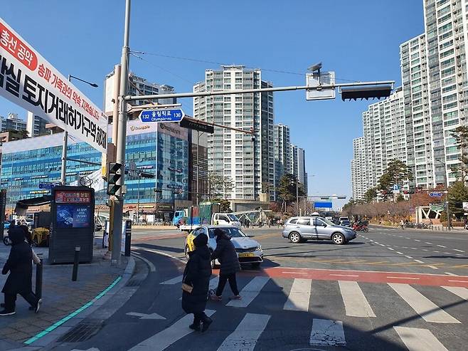 서울 송파구 잠실새내역 네거리에서 보이는 잠실엘스(왼쪽), 리센츠 아파트.  최종훈 기자