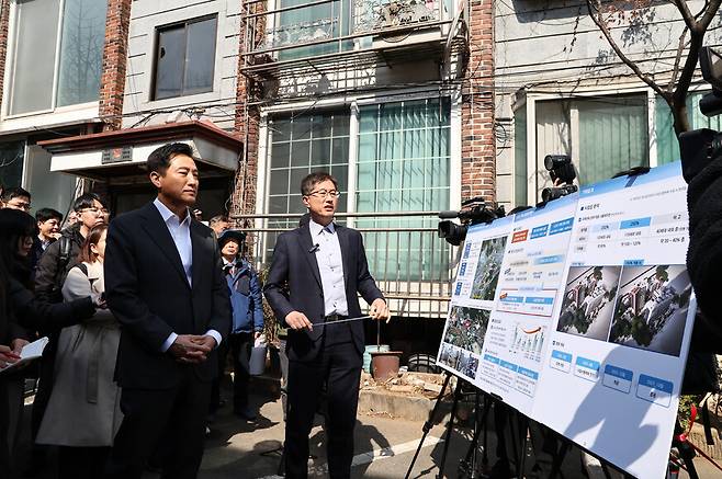 오세훈 서울시장이 17일 서울 구로구 오류동 화랑주택 소규모 재건축 추진단지 현장점검을 하고 있다. 연합뉴스