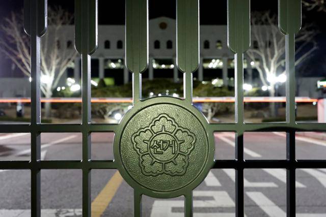 중앙선거관리위원회가 지난 5일 특혜채용 당사자인 고위직 간부 자녀 10명을 직무에서 배제한 가운데, 노태악 중앙선거관리위원장은 사과문을 통해 국민 여러분이 만족할 때까지 제도 개선을 위해 최선을 다하겠다고 밝혔다. 사진은 경기 과천시 중앙선거관리위원회 모습. 과천=뉴시스