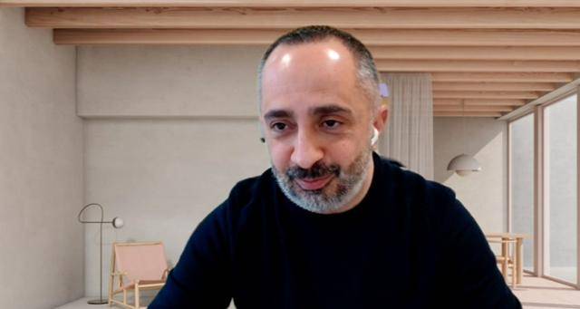 에르도안 코치 독일되너생산자협회(VDD) 홍보 담당자가 한국일보와 화상 인터뷰를 하고 있다. 코치는 "독일에서 되너 케밥은 독일 전통 음식인 소시지보다 더 인기 있는 패스트푸드로 자리 잡았다"고 말했다.