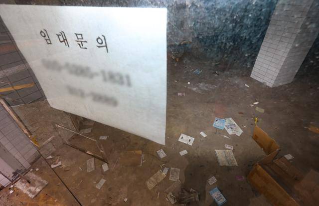 10일 서울 서대문구 이대입구역 인근 한 상가에 임대 안내문이 게시돼 있다. 이날 통계청에 따르면 내수 부진 등 경기 침체 영향으로 지난 1월 국내 자영업자 수가 550만 명으로 전월보다 7만4000명(1.33%) 감소해 지난 2023년 1월(549만9000원) 이후 2년 만에 가장 적었다. 뉴시스