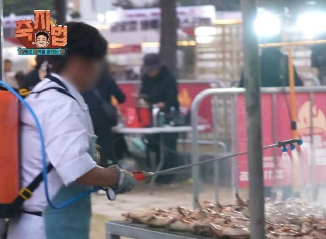 2023년 충남 홍성 글로벌 바비큐 축제 현장에서 더본코리아 직원으로 추정되는 인물이 농약통과 농약 분무기를 활용해 고기에 소스를 뿌리고 있다. 유튜브 '백종원' 채널 캡처