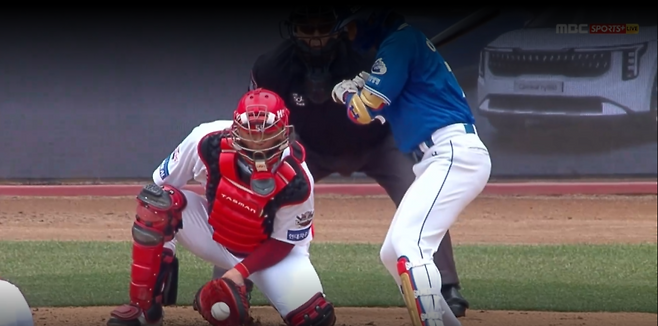 15일 광주 KIA-삼성전에서 스트라이크 판정을 받은 김도현의 커브볼. 포수 미트가 땅에 닿았지만 ABS 존을 통과해 스트라이크가 됐다. 사진=MBC스포츠+/티빙 중계화면 캡처