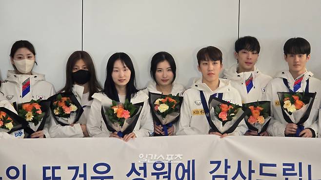 중국 상하이에서 열린 ISU 쇼트트랙 세계선수권을 마치고 귀국한 쇼트트랙 대표팀. (왼쪽에서 세 번째부터) 최민정은 여자 1500m 금메달, 김길리는 여자 1500m 동메달, 박지원과 남자 대표팀은 5000m 계주 동메달을 땄다.  인천공항=윤승재 기자