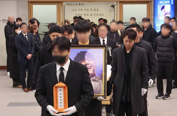 지난 16일 서울 강남구 삼성서울병원에서 가수 휘성의 영결식을 마친 유가족과 팬들이 발인식을 위해 이동하고 있다. [사진=연합뉴스 ]