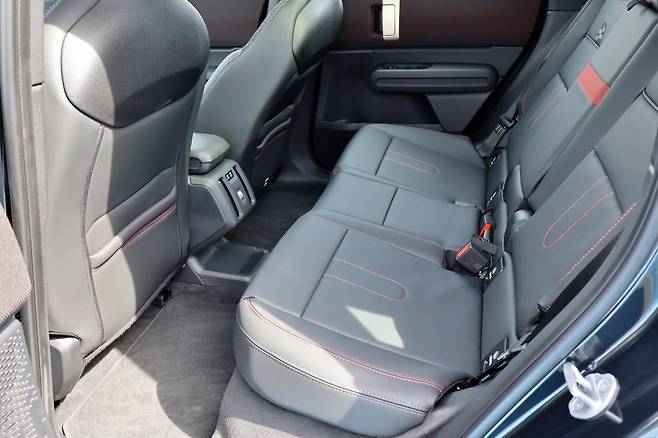 더 뉴 올-일렉트릭 MINI 컨트리맨 SE ALL4 JCW 2열 공간 / 출처=IT동아