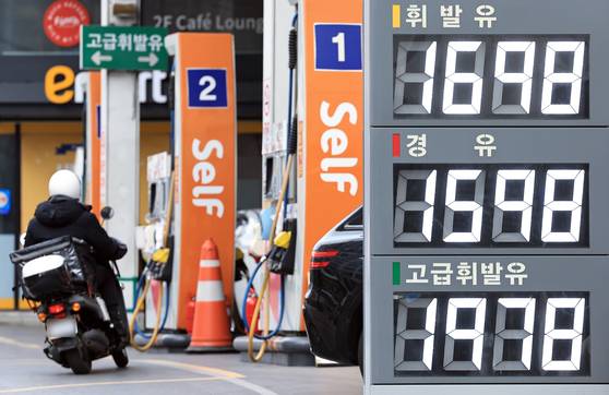 16일 오피넷에 따르면 3월 둘째 주 휘발유 평균 가격은 전주 대비 15.9원 내린 L당 1699원이었다. 고급 휘발유는 300원가량 더 비싸다. 사진은 서울 시내 한 주유소의 가격게시판. [뉴스1]