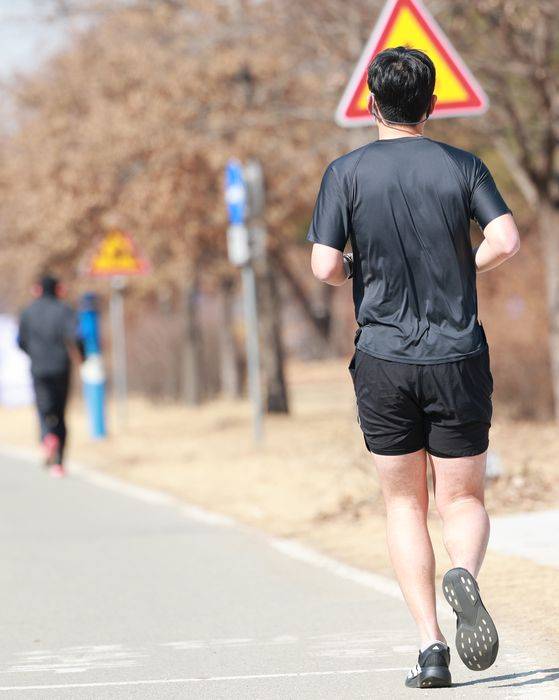 지난달 27일 서울 여의도한강공원에서 얇은 옷을 입은 시민이 달리고 있다. 연합뉴스