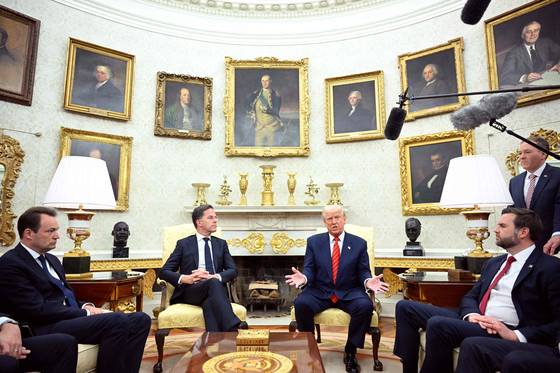 13일(현지시간) 도널드 트럼프 미국 대통령(오른쪽)이 백악관 집무실에서 마르크 뤼터 북대서양조약기구(NATO) 사무총장을 만나 대화하고 있다. AFP=연합뉴스