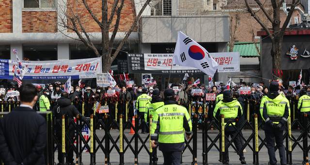▲ 지난 16일 서울 종로구 헌법재판소 문 앞에 경찰이 경계 근무를 서고 있다. 연합뉴스