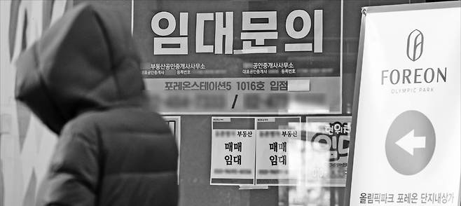 지난달 서울 둔촌동 올림픽파크포레온 상가 중 하나인 포레온스테이션5에 임대 현수막이 붙어 있다. 아파트 1만2032가구 가운데 63%가 입주했지만 이 상가 1층의 60% 정도는 공실로 남아 있다.  뉴스1