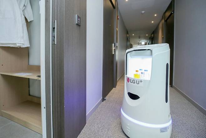 아늑호텔 인천 구월점에서 실내 배송로봇이 룸서비스를 제공하고 있다. 사진=LG유플러스 제공