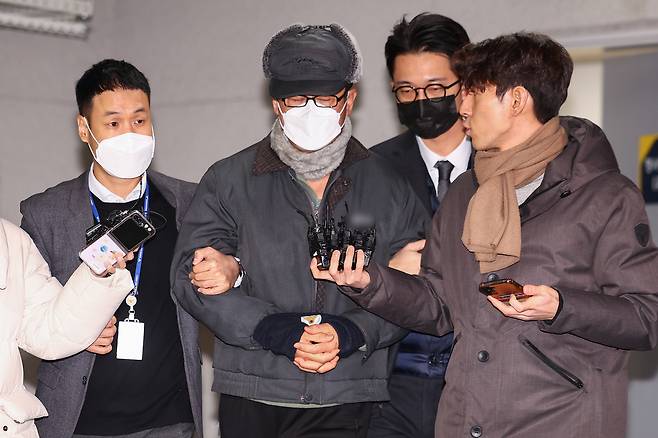 ‘12·3 비상계엄’ 기획에 관여한 혐의로 구속된 노상원 전 국군정보사령관이 2024년 12월 24일 서울 은평구 서울서부경찰서에서 검찰로 송치되고 있다. 연합뉴스