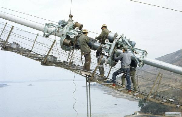 남해군은 오는 28∼29일 열리는 ‘꽃피는 남해’ 축제 기간 남해대교 주탑을 오를 수 있는 ‘1973, 남해대교 체험’ 행사를 개최한다. 남해군 제공