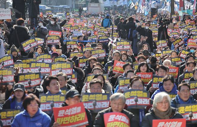 박찬대 더불어민주당 원내대표를 비롯한 의원들이 지난달 22일 서울 종로구 헌법재판소 인근 안국동사거리에서 열린 ‘내란종식·헌정수호를 위한 윤석열 파면 범국민 대회’에서 구호를 외치고 있다. 연합뉴스