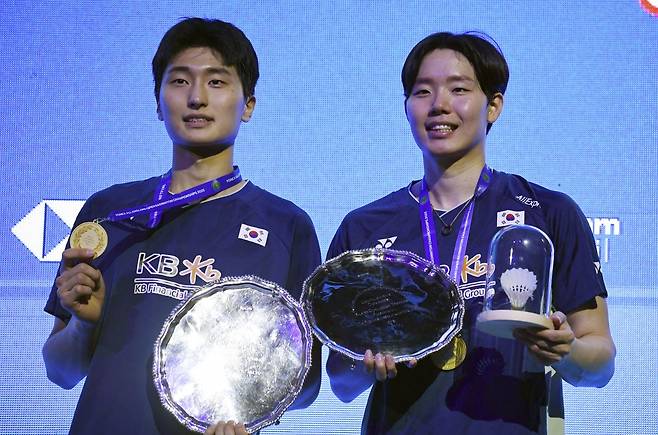 김원호(왼쪽)와 서승재가 17일(한국시간) 영국 버밍엄에서 열린 세계배드민턴연맹(BWF) 월드투어 전영오픈 남자복식 시상식에서 밝게 웃고 있다. AP연합뉴스