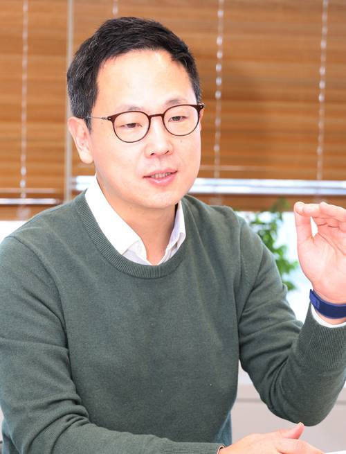 박성용 네스프레소 한국 지사장이 네스프레소의 한국 경영 전략 등을 설명하고 있다. [이충우 기자]