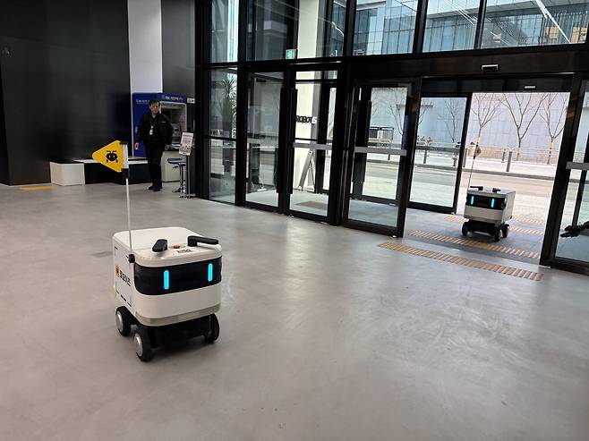 서울 강서구 마곡나루의 로보티즈 본사에 주행로봇 '개미'가 로보이츠 배달을 진행중이다.