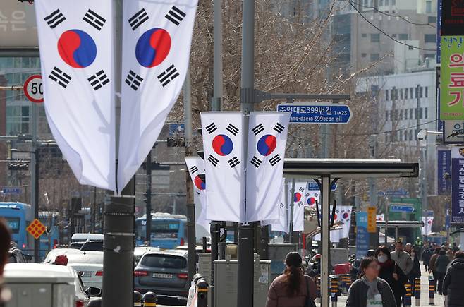 제106주년 3.1 절을 4일 앞둔 지난달 25일 부산 동구 중앙로에 태극기가 내걸려 있다. [사진 출처 = 연합뉴스]