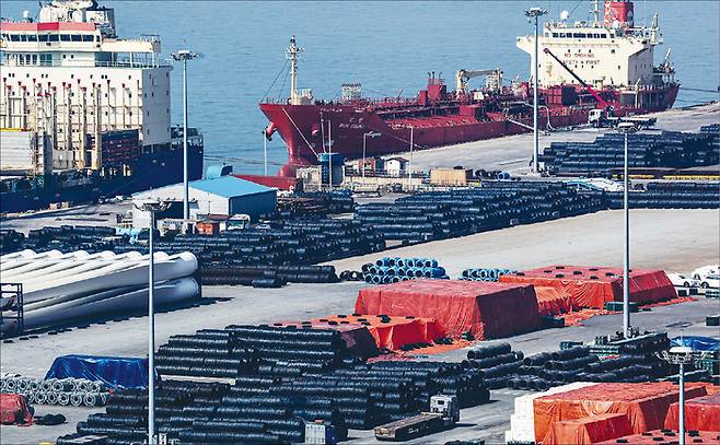 도널드 트럼프 미국 대통령이 철강 관세를 부과하면서 국내 철강 업체들이 대책 마련에 분주한 모습이다. 사진은 경기 평택시 포승읍 평택항 수출 야적장에 철강 제품이 쌓여 있는 모습. (연합뉴스)