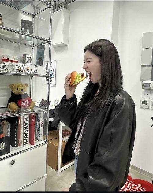 배우 고윤정이 감각적인 스트릿 패션을 선보이며 눈길을 끌었다. 사진=고윤정 SNS