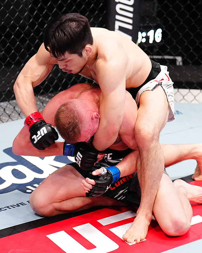 유수영(위)이 2025년 3월 미국 네바다주 엔터프라이즈 UFC on ESPN+ 112 밴텀급 경기에서 에이제이 커닝햄을 그래플링으로 괴롭히고 있다. 사진=TKO