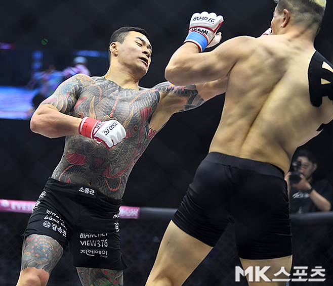 제8대 로드FC 미들급 챔피언 황인수(왼쪽)가 2025년 3월 서울 장충체육관 통합타이틀매치에서 잠정 챔피언 임동환을 때리고 있다. 사진=천정환 기자