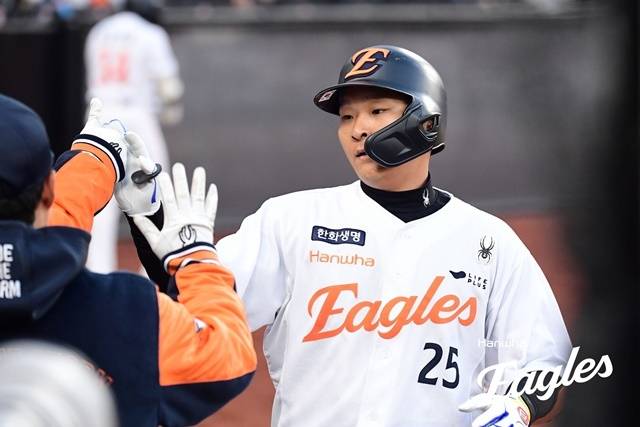 한화생명 볼파크 공식 경기 첫 홈런을 쏘아올린 김태연. 사진=한화 제공