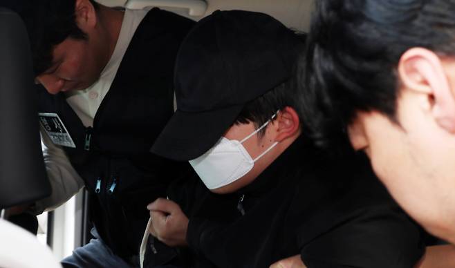 여자친구를 잔혹하게 살해한 '수능 만점'의 명문대 의대생 최모씨(25)가 동성애자라는 의혹이 제기됐다. 사진은 지난해 5월 서울 서초구 서초경찰서에서 검찰로 구속송치된 의대생 최모씨. /사진=뉴스1`