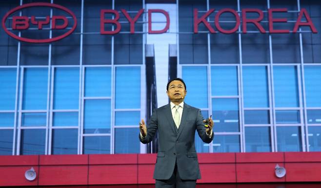 중국 1위 전기차 업체 BYD가 별도 법인인 BYD코리아오토를 설립해 국내 중고차 시장 진출을 알렸다. 지난 1월 인천 중구 상상플랫폼에서 열린 중국 BYD 승용 브랜드 런칭 미디어 쇼케이스 행사에서 류쉐량 BYD 아시아태평양 자동차 영업사업부 총경리가 브랜드를 소개하고 있다. /사진=뉴시스