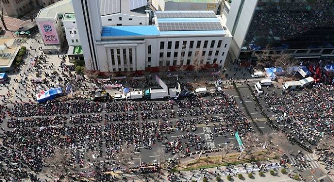 불법 베팅 사이트에서 윤석열 대통령 탄핵 인용 가능성이 68%로 집계됐다. 사진은 지난 15일 서울 세종대로에서 자유통일당 탄핵반대 집회가 진행된 모습. /사진=뉴스1