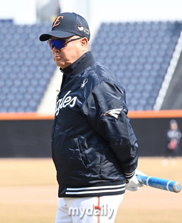 17일 오후 대전광역시 부사동 대전 한화생명볼파크에서 진행되는 '2025 프로야구 KBO리그' 한화 이글스와 삼성 라이온즈의 경기. 한화 김경문 감독이 경기전 훈련에서 선수들을 지켜보고 있다./대전 = 송일섭 기자