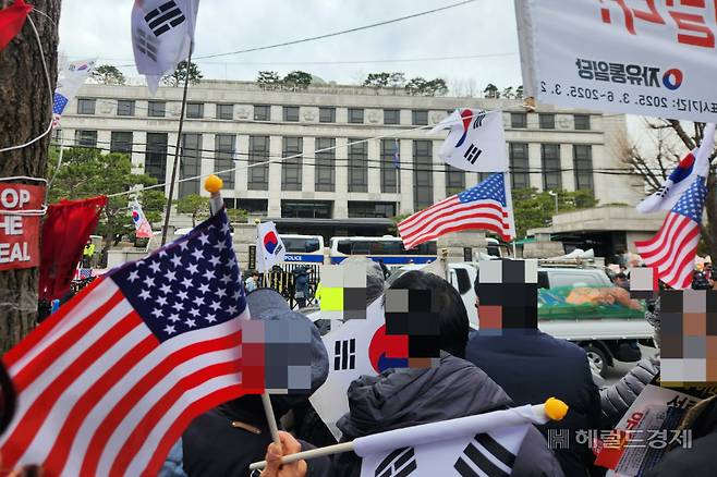 지난 12일 오후 서울 종로구 헌법재판소 인근 집회 진행 현장. 이영기 기자.