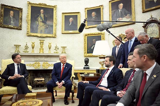 도널드 트럼프 미국 대통령(오른쪽)이 12일(현지시간) 미국 백악관 타원형 사무실에서 기자들과 대화하고 있다. 16일(현지시간) 미국 CNN 방송에 따르면 트럼프 대통령의 취임 이후 8주간 백악관의 대통령 집무실인 오벌 오피스 벽에 걸린 그림의 수가 3배 이상으로 늘었다. [AFP]