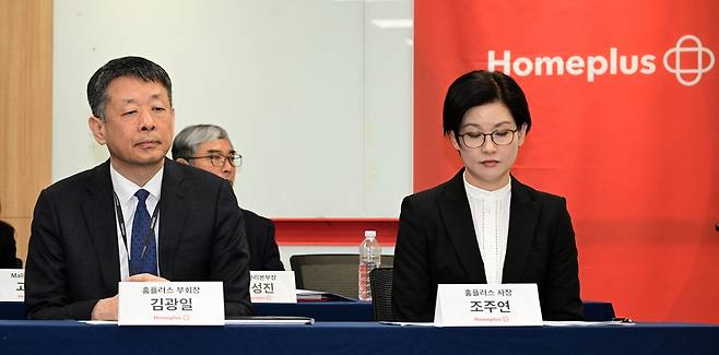 김광일 MBK파트너스 부회장 겸 홈플러스 공동대표와 조주연 홈플러스 공동대표가 14일 서울 강서구 홈플러스 본사에서 기업회생절차 돌입 이후 첫 기자간담회를 열고 입장 발표 전 자리에 앉아 있다. 이상섭 기자