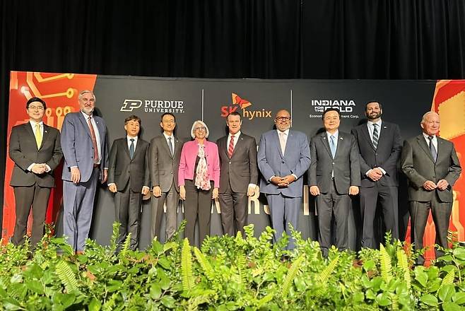 지난해 4월 3일(현지시간) 미국 인디애나주 웨스트라피엣의 퍼듀대에서 열린 SK하이닉스 첨단 패키징 공장 투자협약식에 참석한 멍 치앙(왼쪽 첫 번째) 퍼듀대 총장과 곽노정(왼쪽 세 번째) SK하이닉스 사장, 토드 영(왼쪽 여섯번째) 인디애나주 상원의원. [토드 영 상원의원 페이스북]